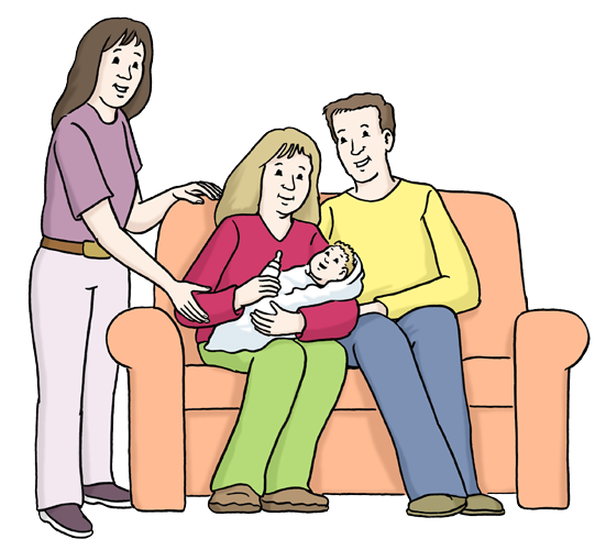 Eine Familie mit Vater, Mutter und Baby sitzt auf einem Sofa. Daneben steht eine andere Person. Sie lächelt