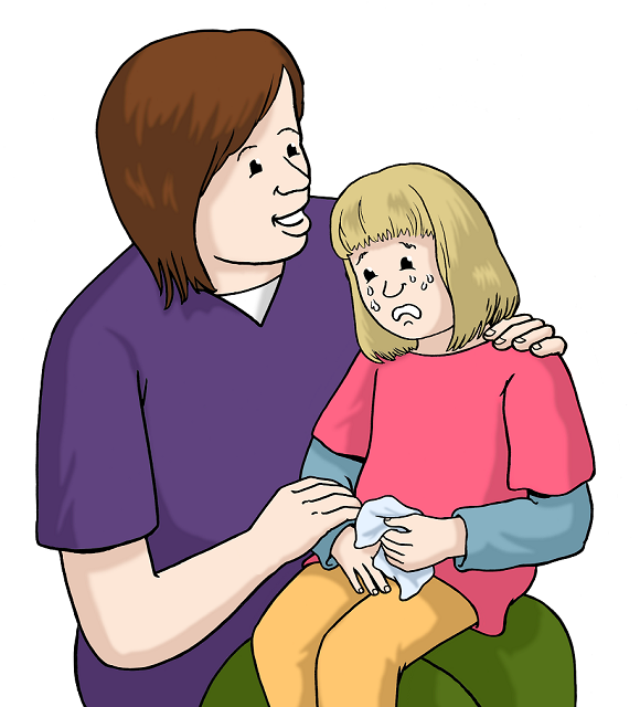 Eine erwachsene Person tröstet ein weinendes Kind
