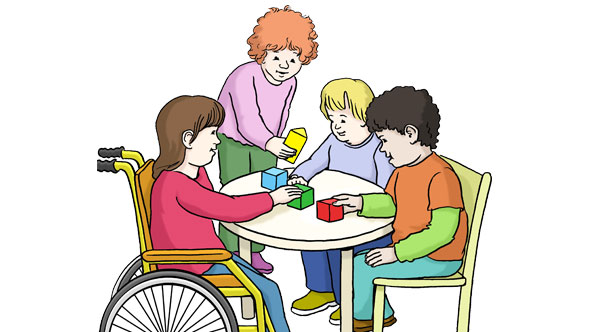 Kinder sitzen an einem Tisch und spielen mit Bauklötzen